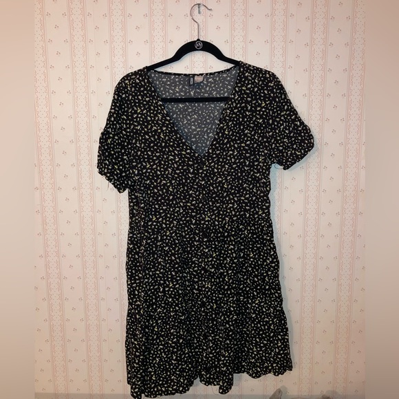 Worn once! Simple flower babydoll dress from H&M! Size medium - Picture 1 of 6